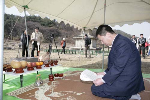 개토축을 독축하는 송의정 부여문화재연구소장 